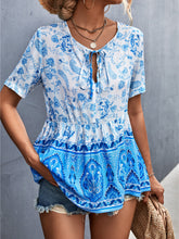 Top bohemio con cuello en V y estampado floral